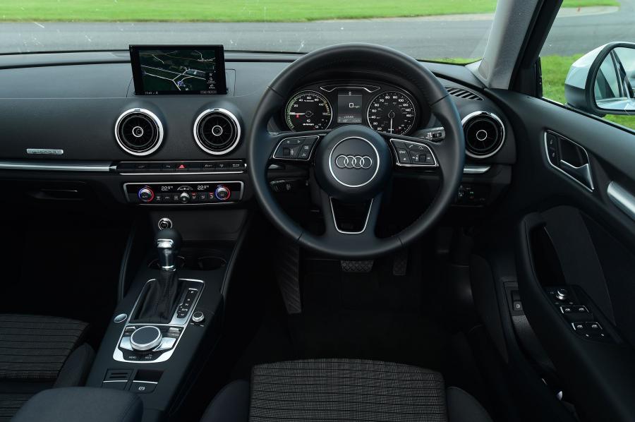 Торпедо Audi A3 Sportback e-tron (8V) 2016 года  (UK) (фото 4 из 11)